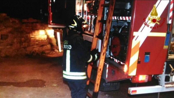 Fiamme in casa, 12 famiglie evacuate Fiamme in casa, 12 famiglie evacuate