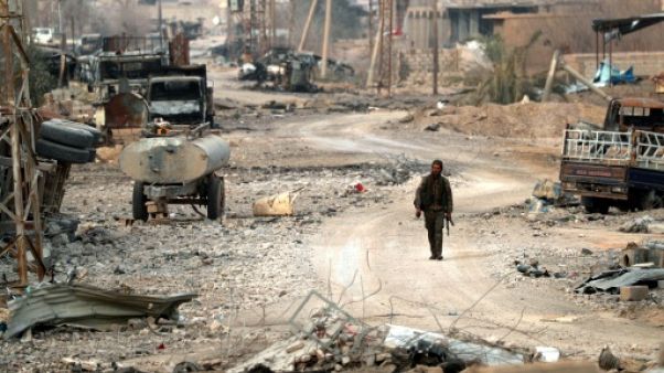 Syrie: pour venger ses morts, une tribu lutte contre l'EI aux côtés des Kurdes Syrie: pour venger ses morts, une tribu lutte contre l'EI aux côtés des Kurdes