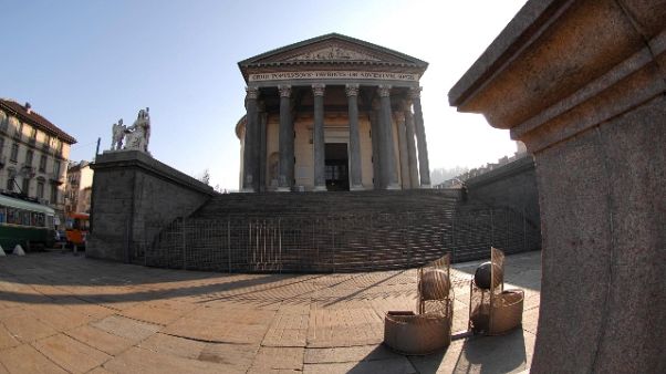 Soldi in Svizzera,chiesto processo prete Soldi in Svizzera,chiesto processo prete