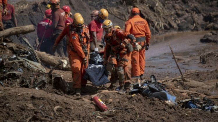 Brésil: la boue de Brumadinho commence à rendre les corps