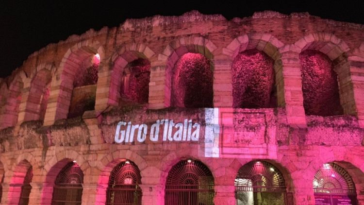 Giro: a Verona Arena illuminata di rosa