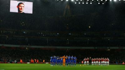 Angleterre: Cardiff et Arsenal rendent hommage à Sala Angleterre: Cardiff et Arsenal rendent hommage à Sala