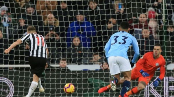 Angleterre: Manchester City renversée, United ralenti Angleterre: Manchester City renversée, United ralenti