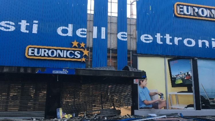 Terza bomba a negozi Foggia in 7 giorni