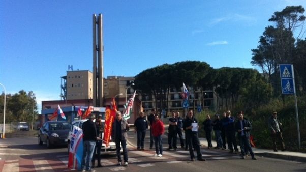 Licenziato si arrampica su silos Licenziato si arrampica su silos
