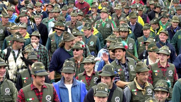 A Milano scritte contro alpini A Milano scritte contro alpini