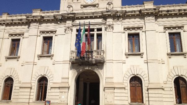 Saluto romano consigliere Fi Reggio C. Saluto romano consigliere Fi Reggio C.
