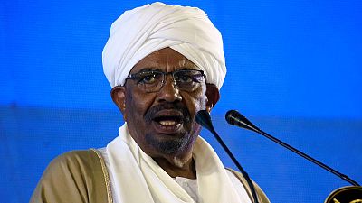الجيش السوداني يقول إنه "لن يسمح بسقوط الدولة" وسط تصاعد الاحتجاجات