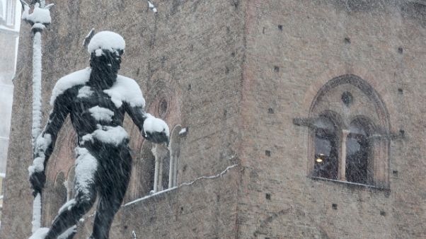Neve a Bologna, disagi al Marconi Neve a Bologna, disagi al Marconi