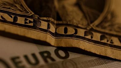 الدولار ينخفض واليورو يرتفع مع تحول المركزي الأمريكي إلى الحذر