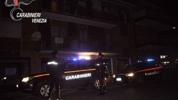 Accoltella vicino e va al bar, arrestato Accoltella vicino e va al bar, arrestato