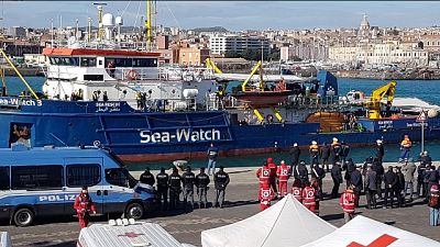 Sea Watch a Catania, migranti in festa Sea Watch a Catania, migranti in festa