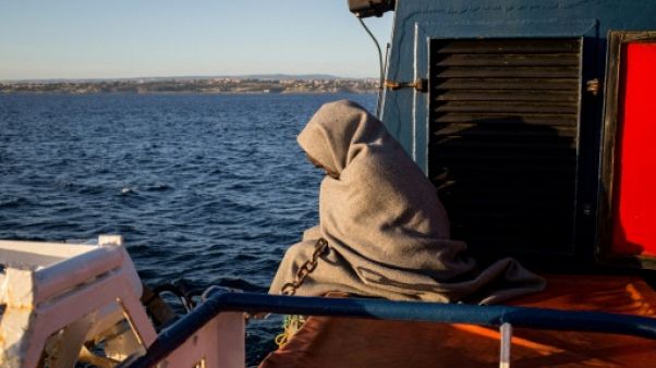 Italie: les 47 migrants du Sea-Watch sont en Italie, le navire dans l'incertitude Italie: les 47 migrants du Sea-Watch sont en Italie, le navire dans l'incertitude
