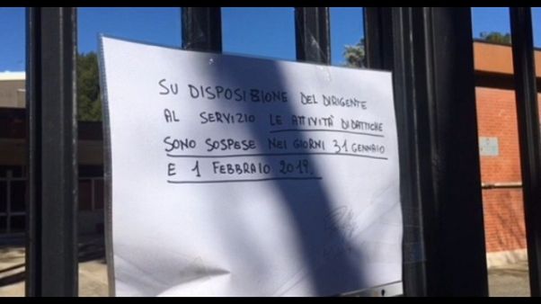 Incappucciati in asilo spaventano bimbi Incappucciati in asilo spaventano bimbi
