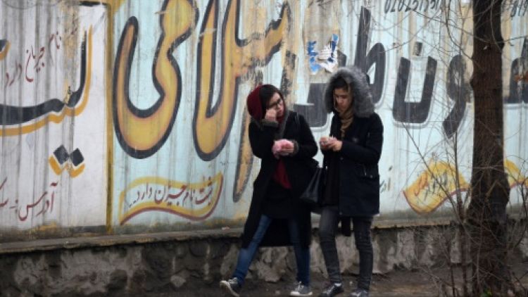 Deux jeunes Afghanes dans une rue de Kaboul, le 30 janvier 2019
