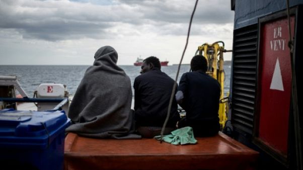 Italie: le navire Sea-Watch bloqué en Sicile par les gardes-côtes Italie: le navire Sea-Watch bloqué en Sicile par les gardes-côtes