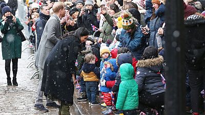 حشود تواجه الطقس البارد للترحيب بالأمير هاري وزوجته في بريستول