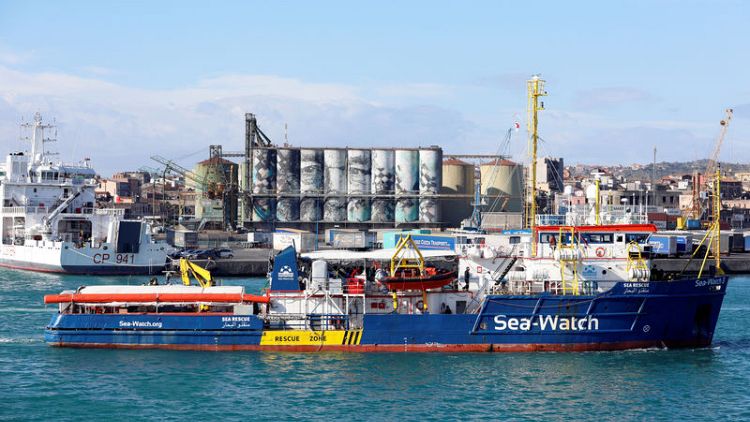 خفر السواحل الإيطالي يحتجز سفينة لإنقاذ المهاجرين في ميناء بصقلية