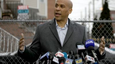 Se posant en rassembleur, le sénateur noir Cory Booker vise la Maison Blanche Se posant en rassembleur, le sénateur noir Cory Booker vise la Maison Blanche