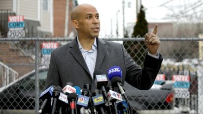 Cory Booker, un sénateur très médiatique souvent comparé à Barack Obama Cory Booker, un sénateur très médiatique souvent comparé à Barack Obama