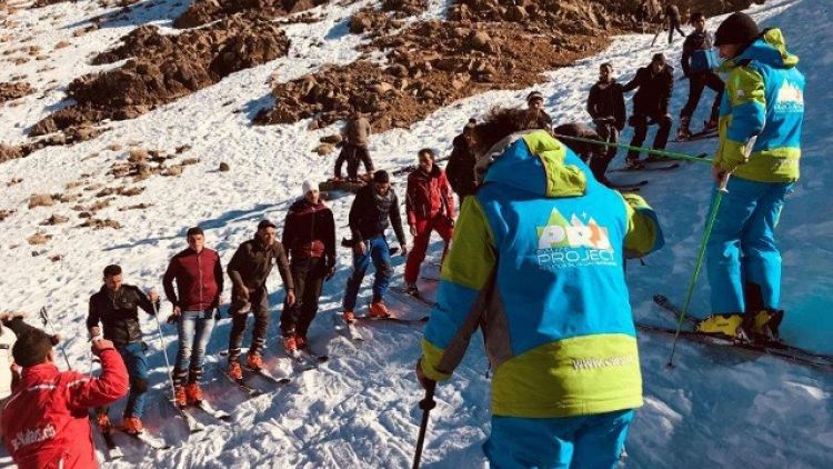 'Let's ski together' in pista in Marocco