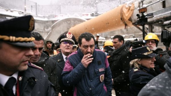 Italie : Matteo Salvini et les uniformes de la discorde Italie : Matteo Salvini et les uniformes de la discorde