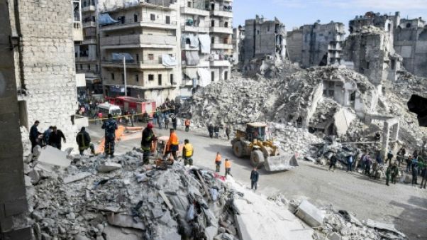 Endommagé par la guerre, un immeuble s'effondre à Alep en Syrie: 11 morts Endommagé par la guerre, un immeuble s'effondre à Alep en Syrie: 11 morts