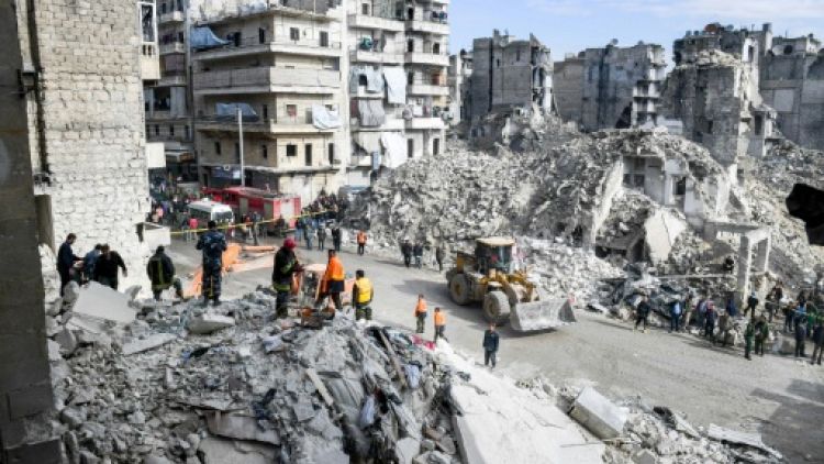 Endommagé par la guerre, un immeuble s'effondre à Alep en Syrie: 11 morts
