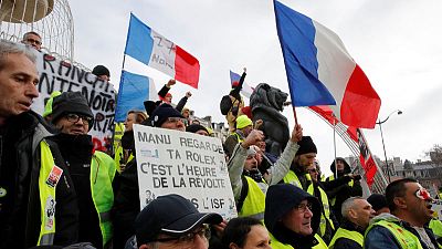 محتجو السترات الصفراء ينظمون مسيرات في فرنسا للتنديد بعنف الشرطة