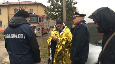 Ondata di piena, 6 carabinieri feriti Ondata di piena, 6 carabinieri feriti