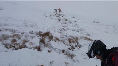 Valanga investe 5 sciatori, tutti salvi Valanga investe 5 sciatori, tutti salvi