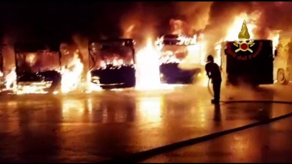 Bus a fuoco in deposito nel Pistoiese Bus a fuoco in deposito nel Pistoiese