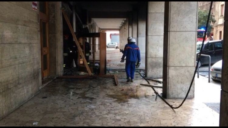 Incendio distrugge bar a Foggia,indagini