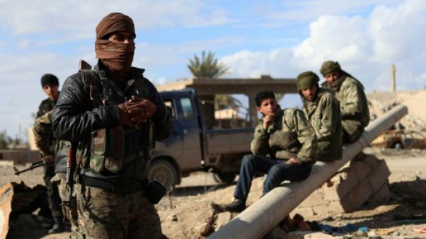 Syrie: dans l'ultime réduit de l'EI, le recours jihadiste aux "boucliers humains" Syrie: dans l'ultime réduit de l'EI, le recours jihadiste aux "boucliers humains"