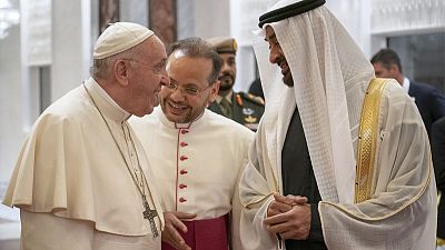 البابا يصل الإمارات في زيارة تاريخية للجزيرة العربية ويندد بحرب اليمن