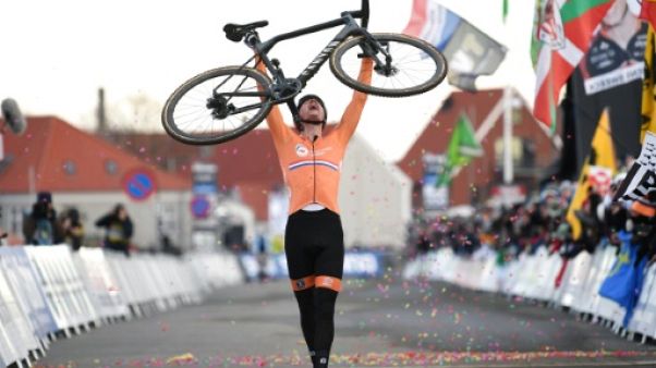Cyclo-cross: van der Poel reprend son titre de champion du monde Cyclo-cross: van der Poel reprend son titre de champion du monde