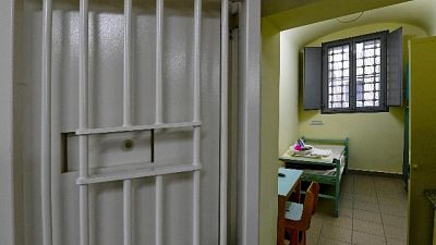 Detenuto tenta suicidio con lacci scarpe Detenuto tenta suicidio con lacci scarpe