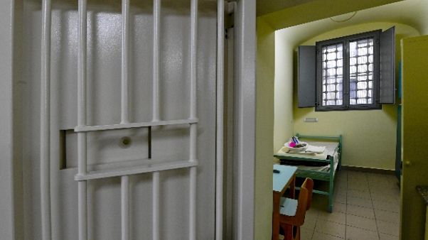 Detenuto tenta suicidio con lacci scarpe Detenuto tenta suicidio con lacci scarpe