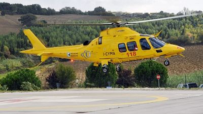 Auto si sfrena,schiacciata contro garage Auto si sfrena,schiacciata contro garage