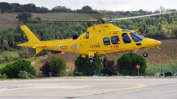 Auto si sfrena,schiacciata contro garage Auto si sfrena,schiacciata contro garage