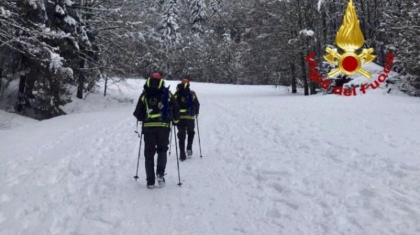 Maltempo:soccorso con ciaspole e sci Maltempo:soccorso con ciaspole e sci