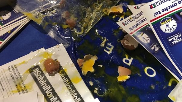 Tira uova a gazebo Lega, Ps lo porta via Tira uova a gazebo Lega, Ps lo porta via
