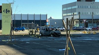 Dà fuoco all'auto dell'ex, grave donna Dà fuoco all'auto dell'ex, grave donna