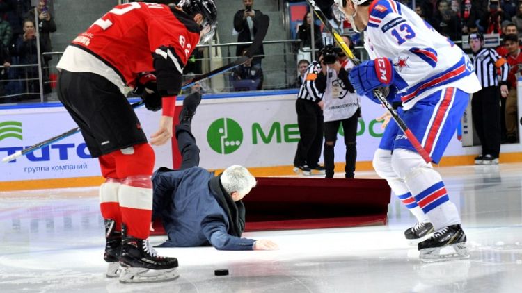 Mourinho takes a tumble at Russian ice hockey game