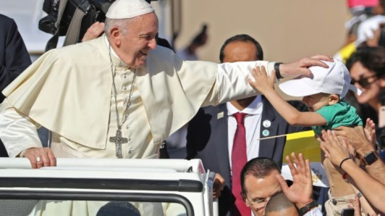 Grande messe inédite en plein air du pape François aux Émirats