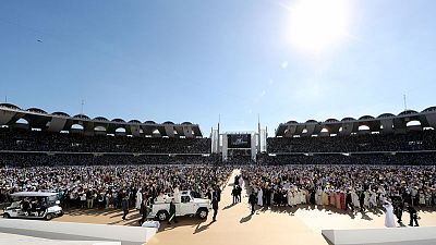 عشرات الآلاف يحضرون أول قداس لبابا الفاتيكان في شبه الجزيرة العربية