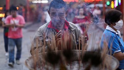 التايلانديون يحرقون البخور في احتفالات رأس السنة القمرية رغم التلوث