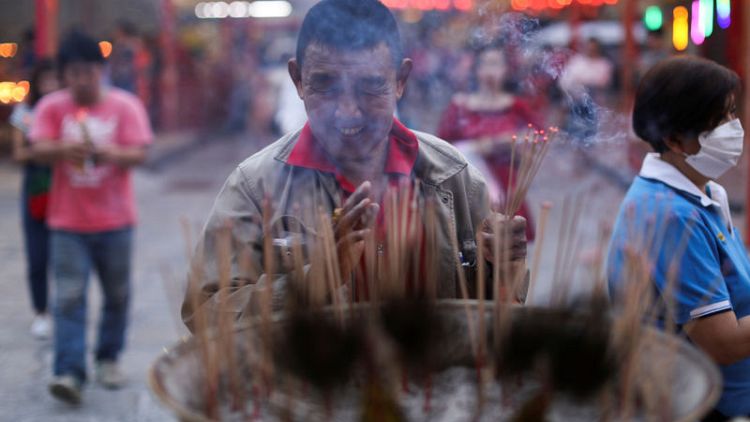 التايلانديون يحرقون البخور في احتفالات رأس السنة القمرية رغم التلوث