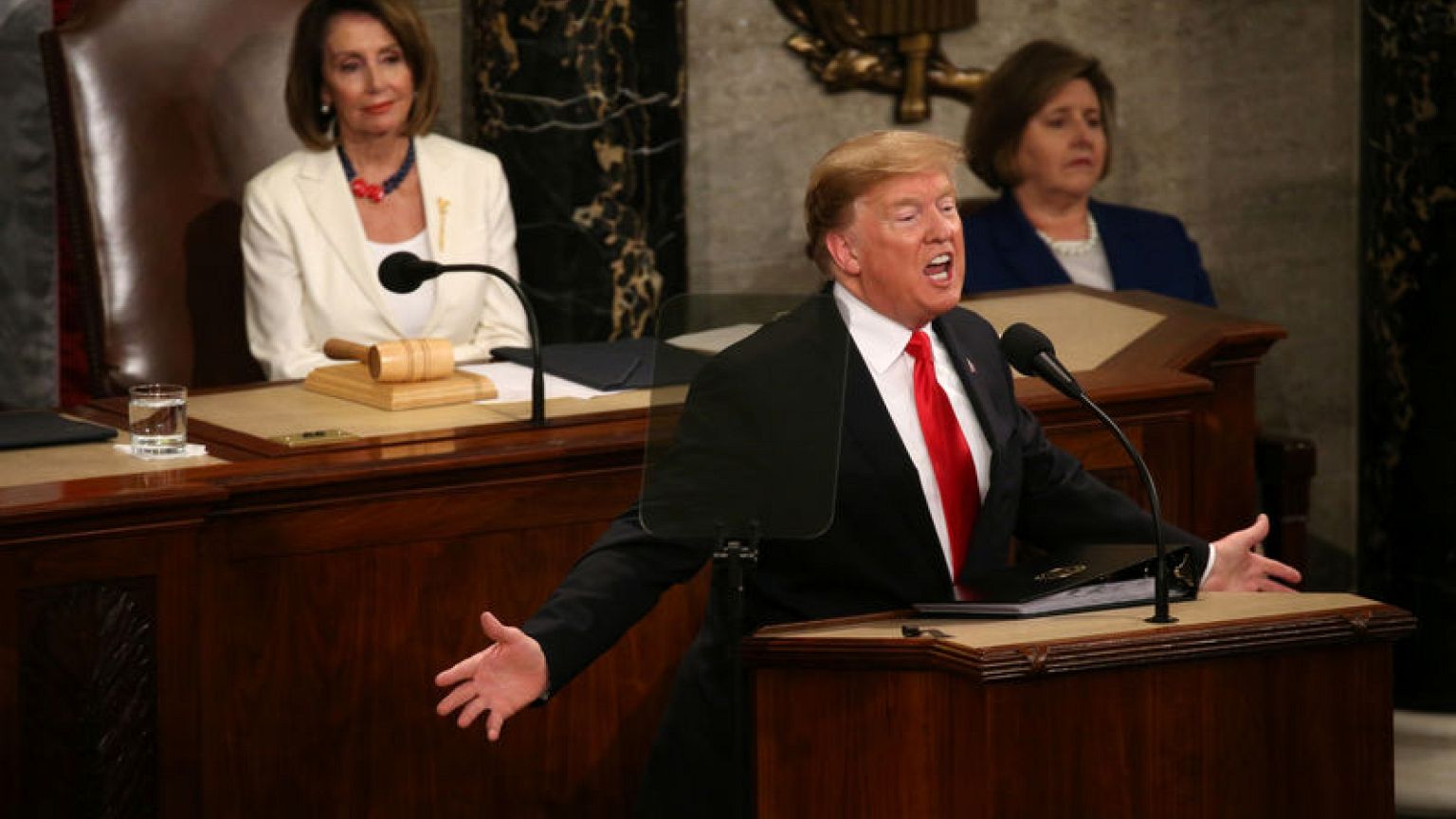 Trump vows to build border wall, warns Democrats against investigations