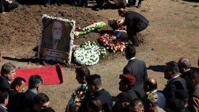 Les Yazidis, persécutés par l'EI, enterrent leur prince en Irak Les Yazidis, persécutés par l'EI, enterrent leur prince en Irak
